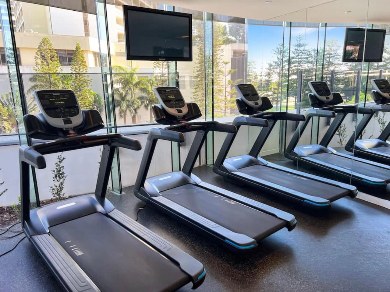 Stylish 21st floor Oracle Tower 2 Ocean Views Free Parking