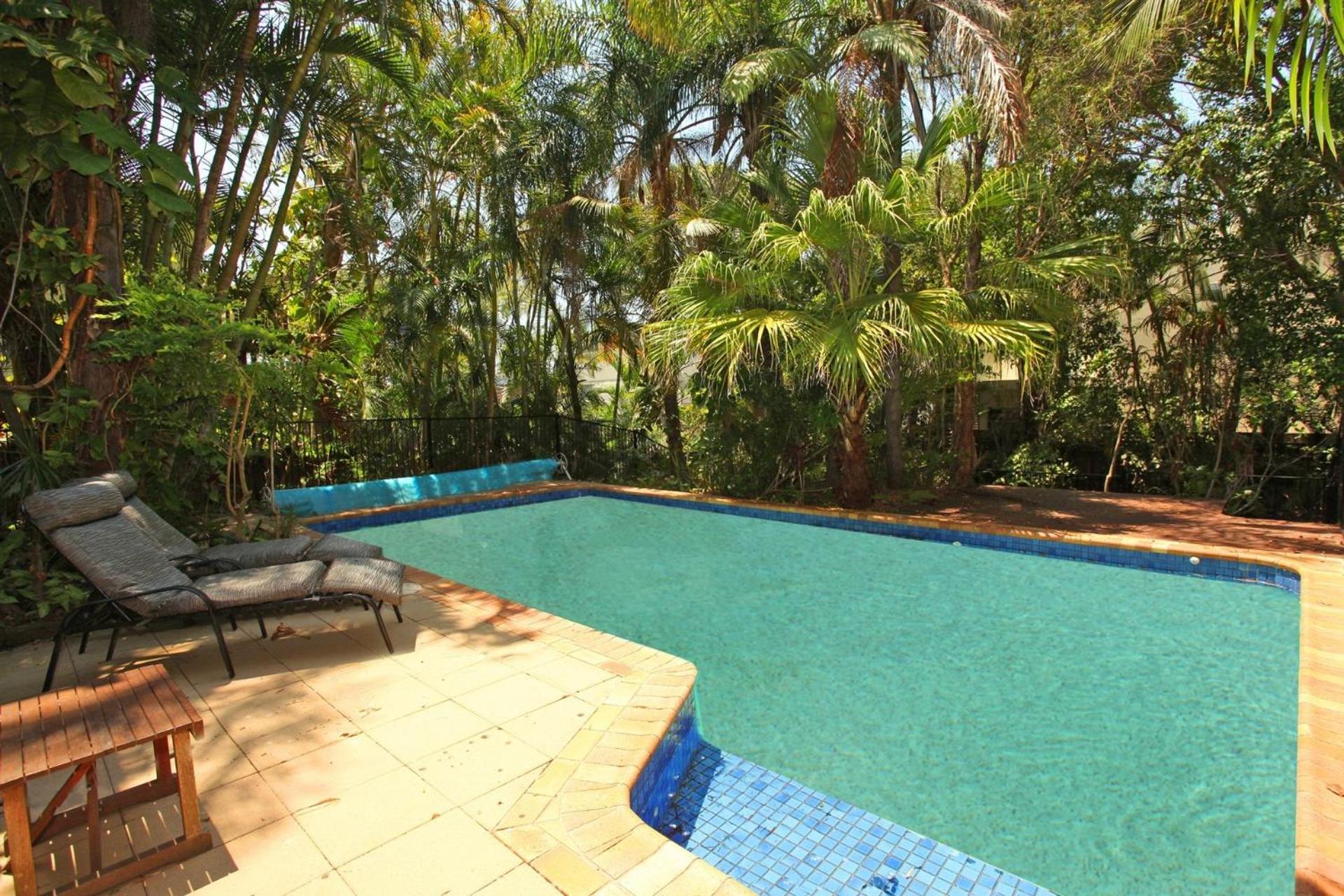 5 bedroom home close to beach, pool and pet friendly