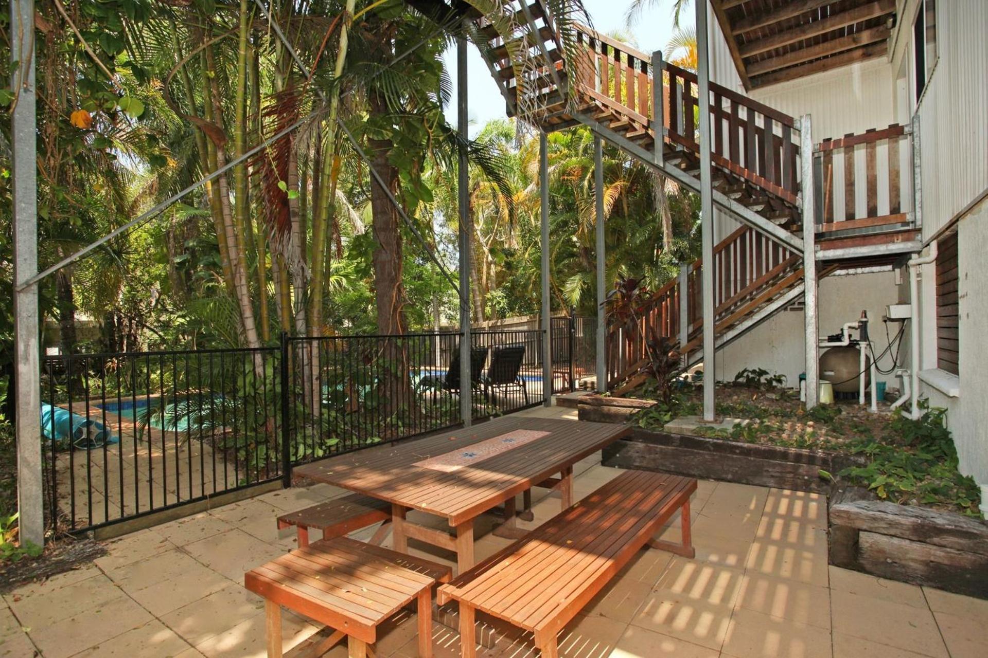 5 bedroom home close to beach, pool and pet friendly