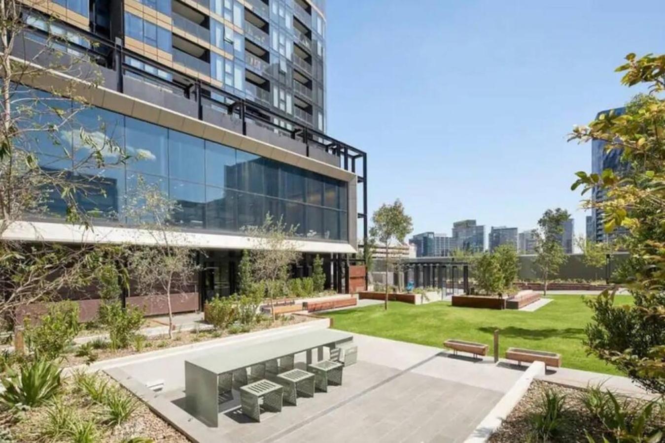 33D Luxury 2BR wCity view near Yara River and Crown