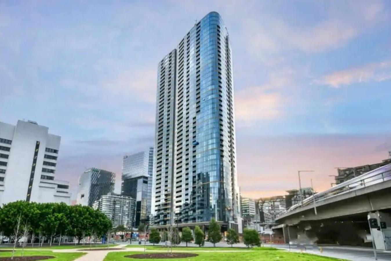 33D Luxury 2BR wCity view near Yara River and Crown