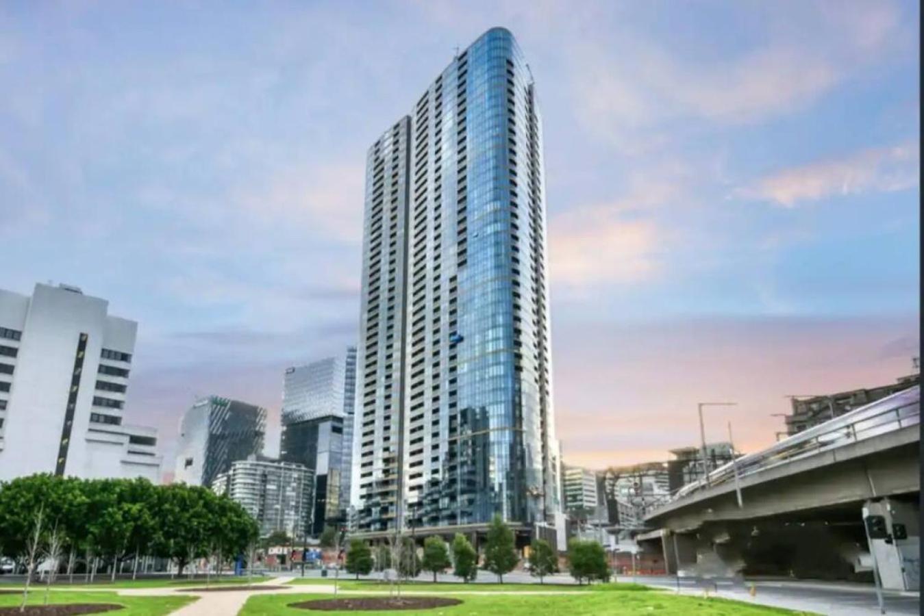 42D Stylish 2BR Apt wCity view nr Yarra River Crown