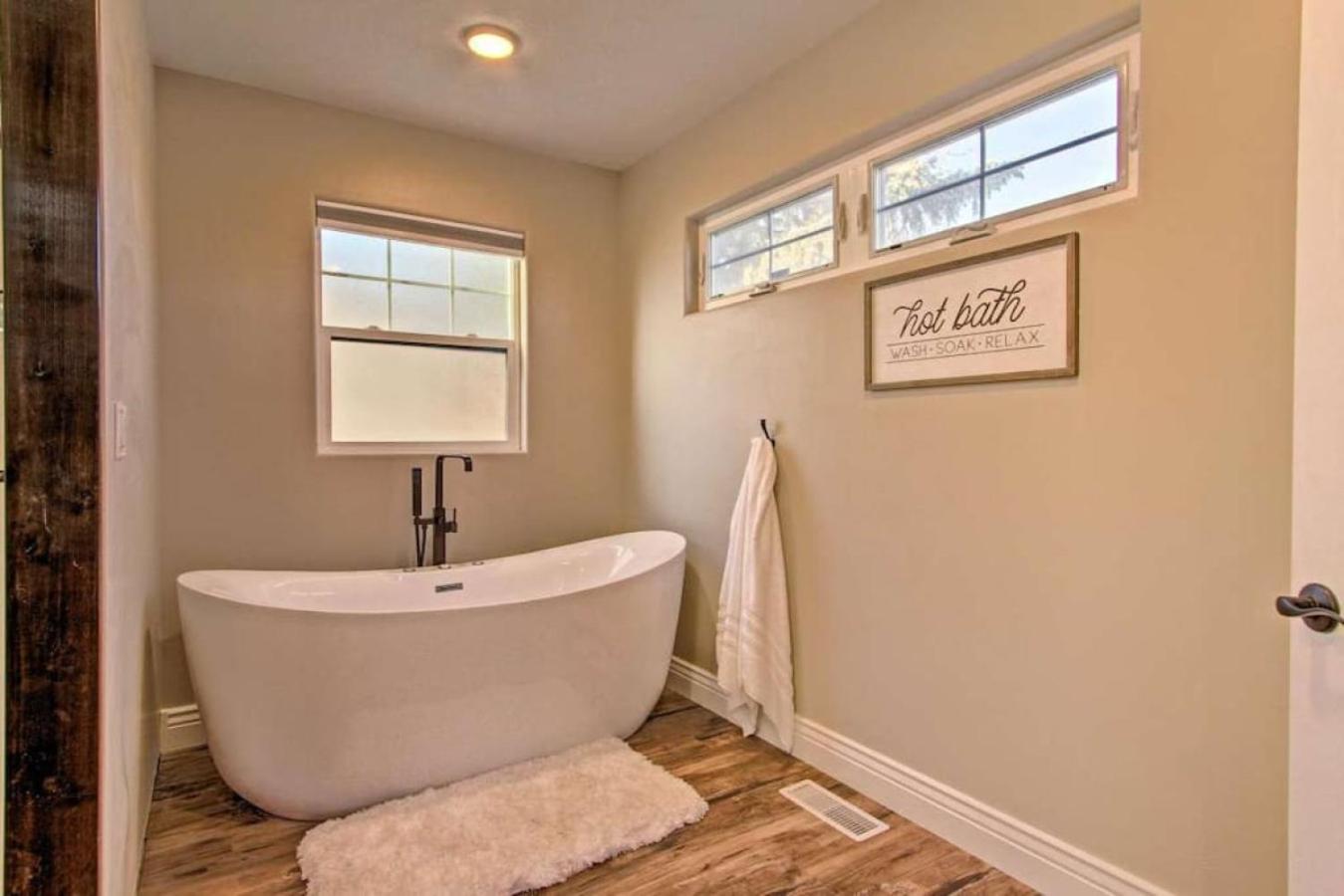 Luxury Great Falls Retreat | Hot Tub | W & R