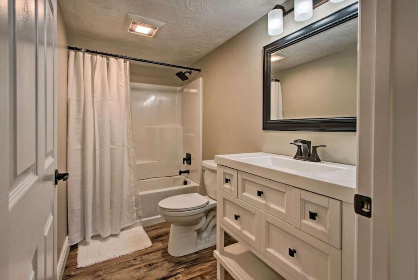 Luxury Great Falls Retreat | Hot Tub | W & R
