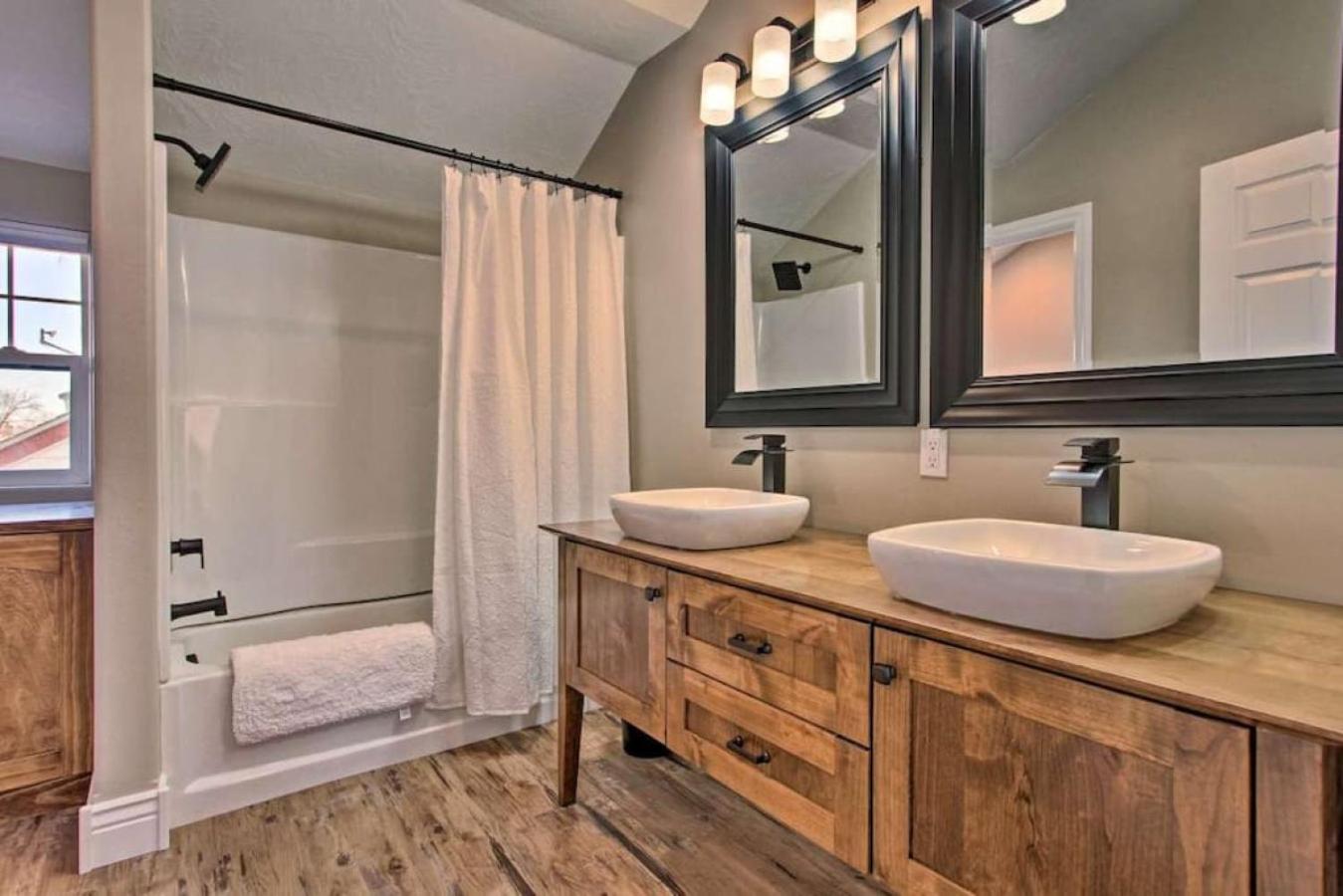 Luxury Great Falls Retreat | Hot Tub | W & R