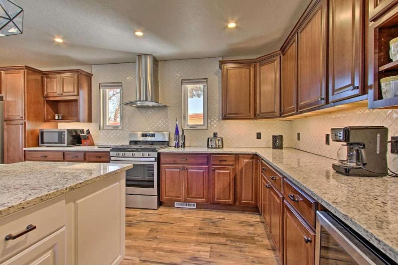 Luxury Great Falls Retreat | Hot Tub | W & R