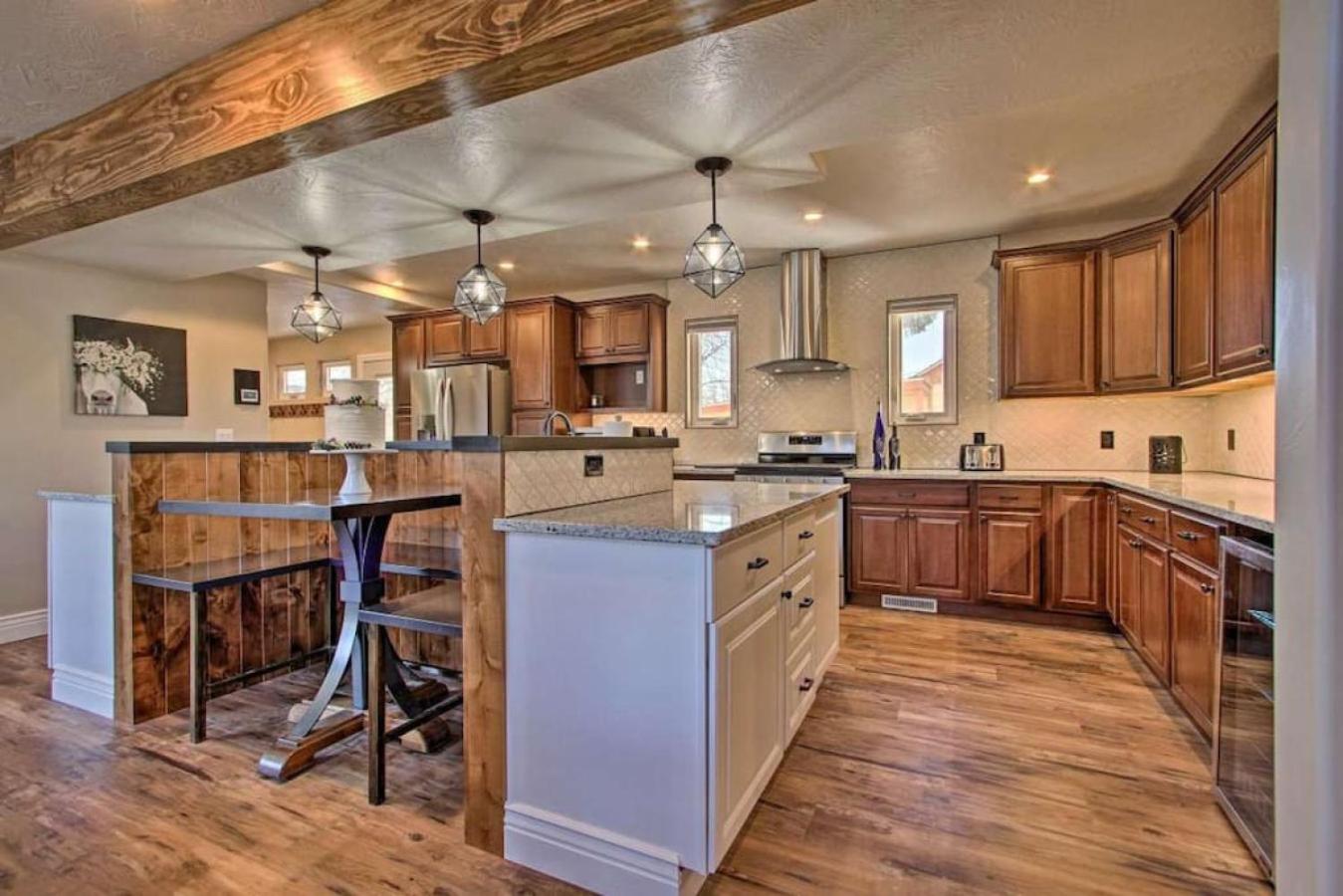 Luxury Great Falls Retreat | Hot Tub | W & R