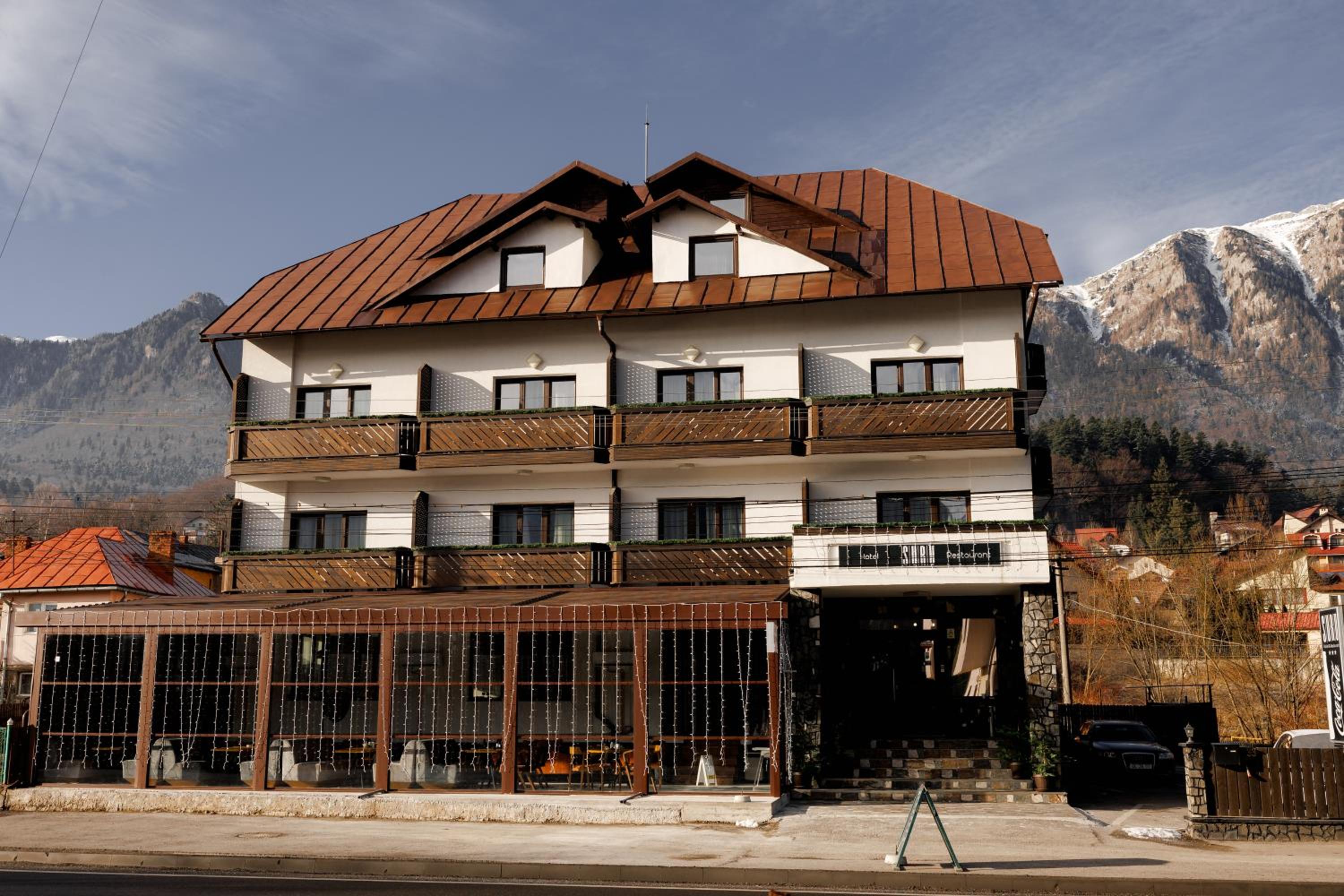 Hotel Suru Hotel & Restaurant - Image 1