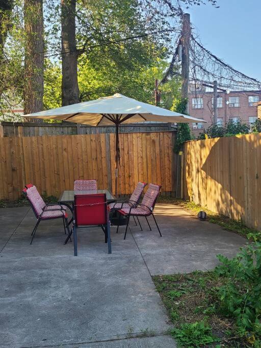 3 BR House in Toronto Downtown