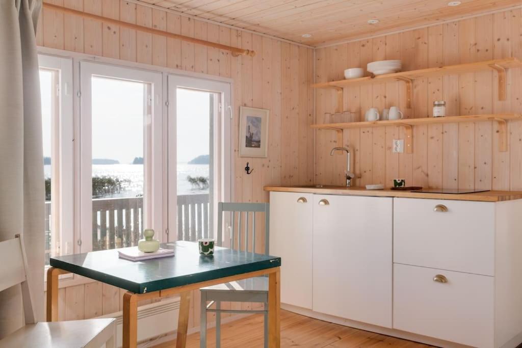 Villa Merituuli - Charming Seafront Cottage