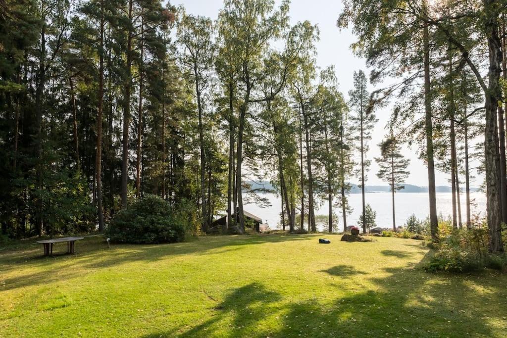 Villa Merituuli - Charming Seafront Cottage