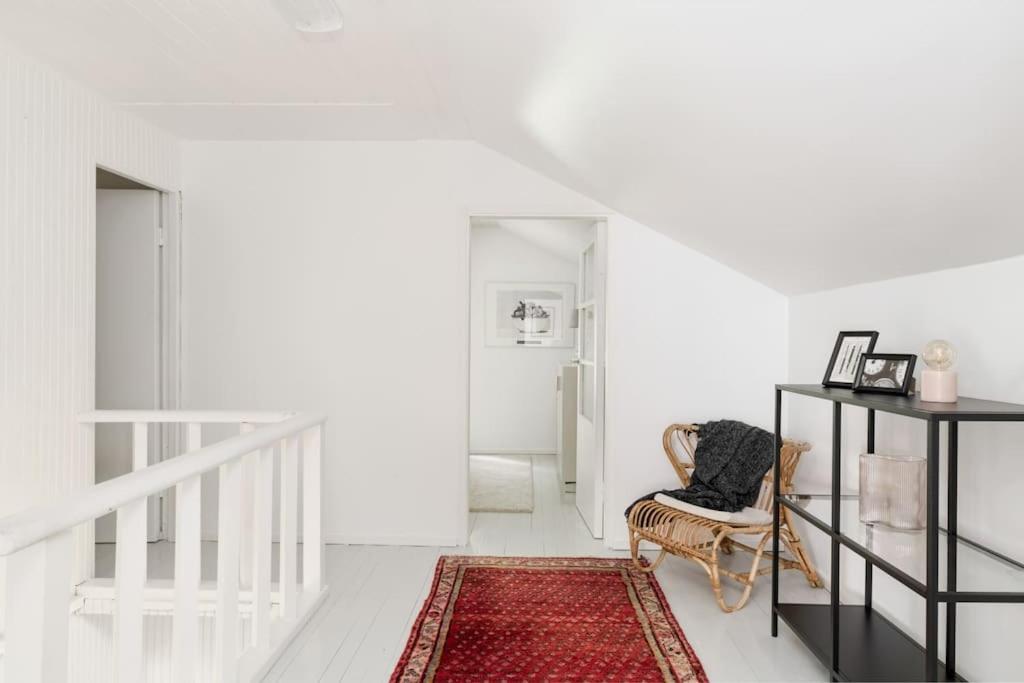 Villa Merituuli - Charming Seafront Cottage