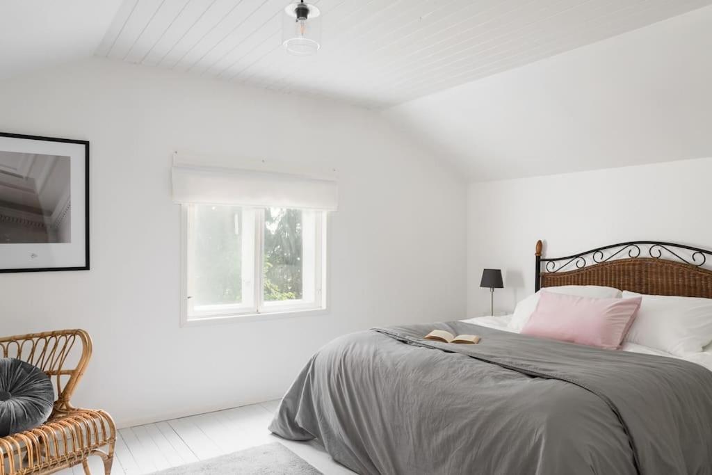 Villa Merituuli - Charming Seafront Cottage
