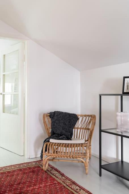 Villa Merituuli - Charming Seafront Cottage
