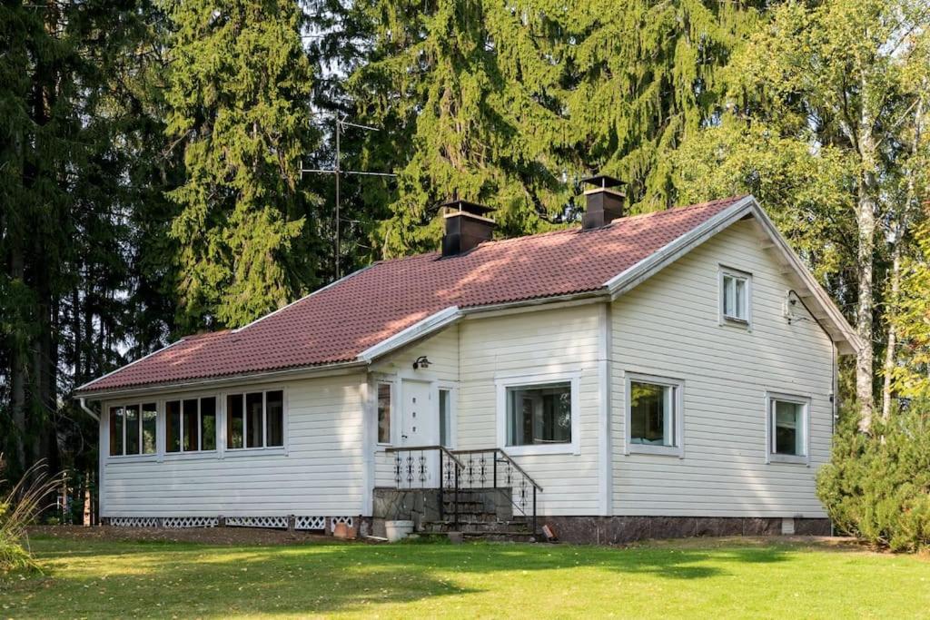 Villa Merituuli - Charming Seafront Cottage