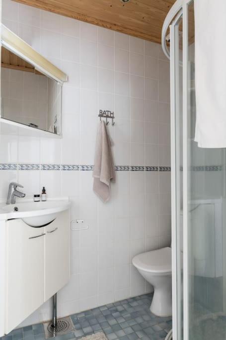 Villa Merituuli - Charming Seafront Cottage