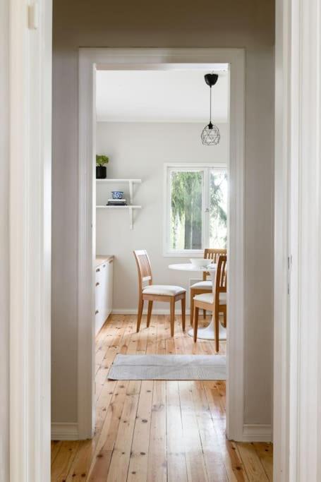 Villa Merituuli - Charming Seafront Cottage