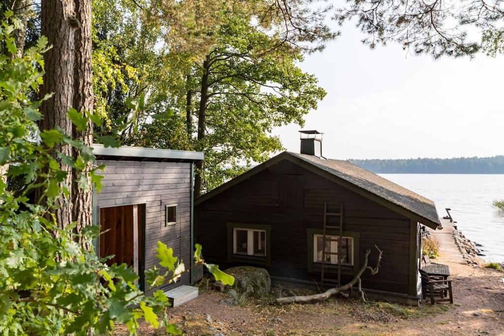 Villa Merituuli - Charming Seafront Cottage