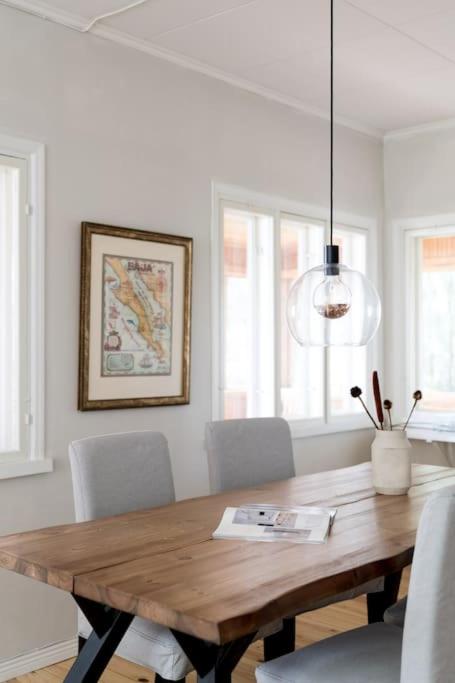 Villa Merituuli - Charming Seafront Cottage