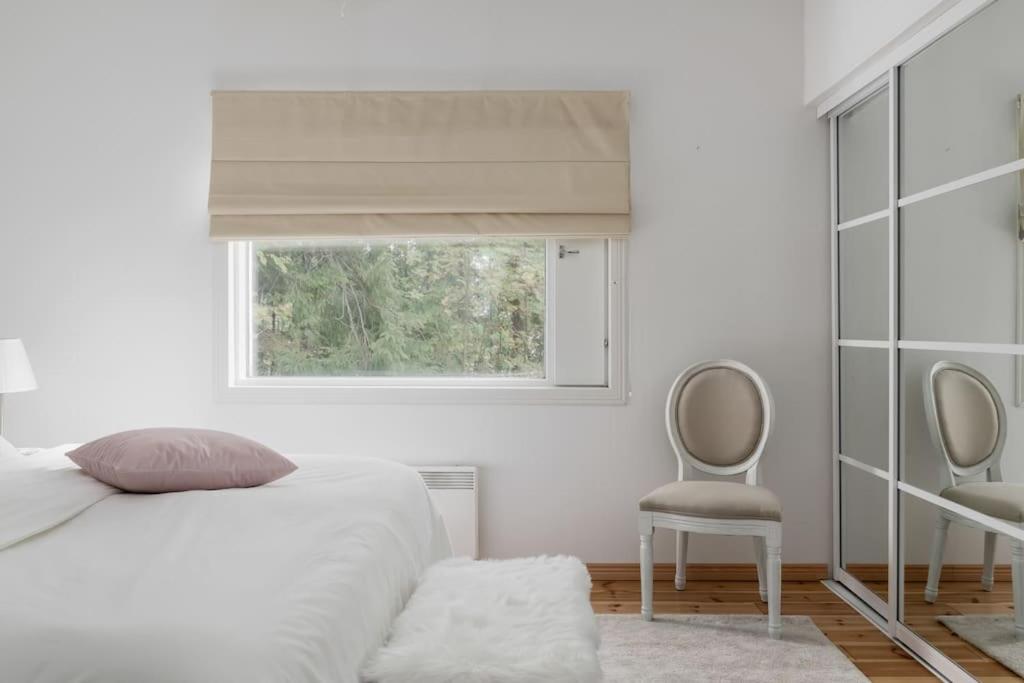 Villa Merituuli - Charming Seafront Cottage