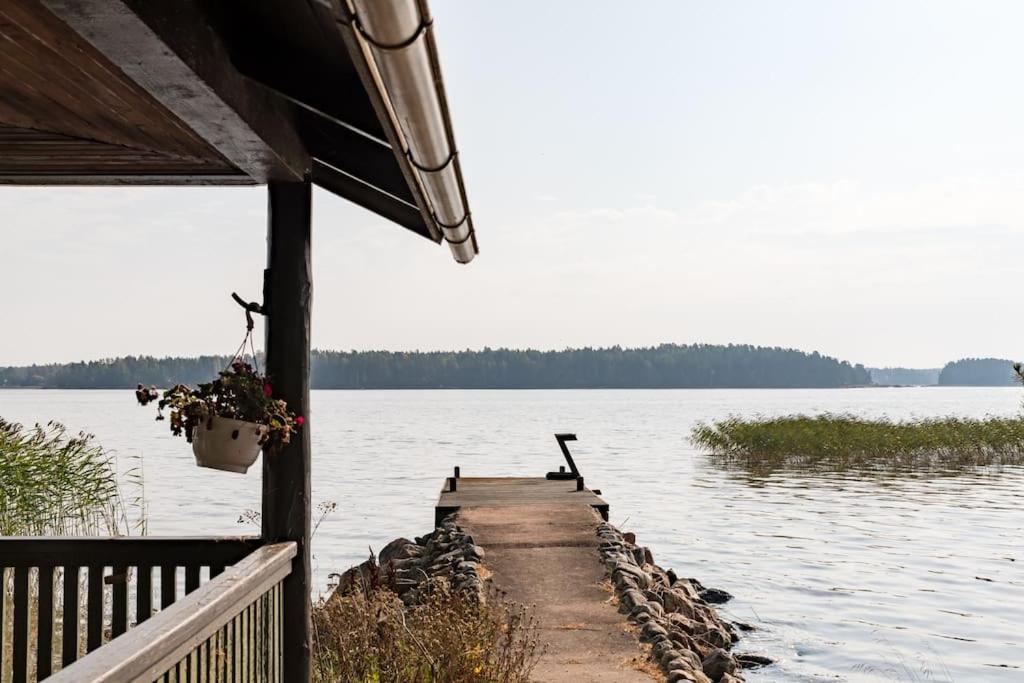 Villa Merituuli - Charming Seafront Cottage