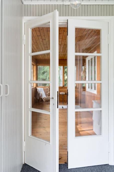 Villa Merituuli - Charming Seafront Cottage