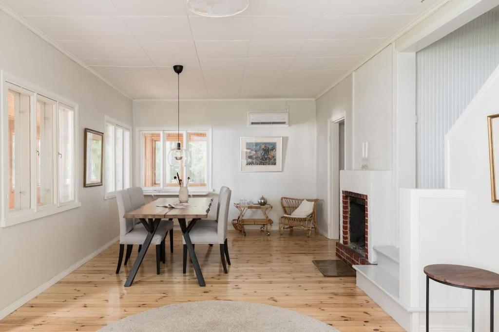 Villa Merituuli - Charming Seafront Cottage