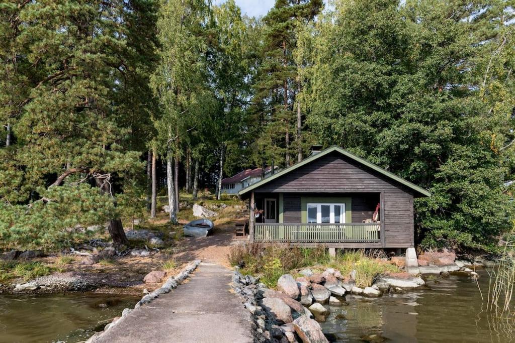 Villa Merituuli - Charming Seafront Cottage