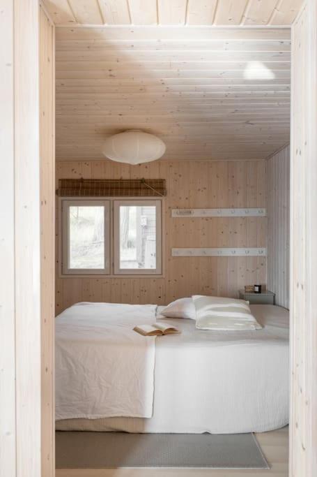 Villa Merituuli - Charming Seafront Cottage
