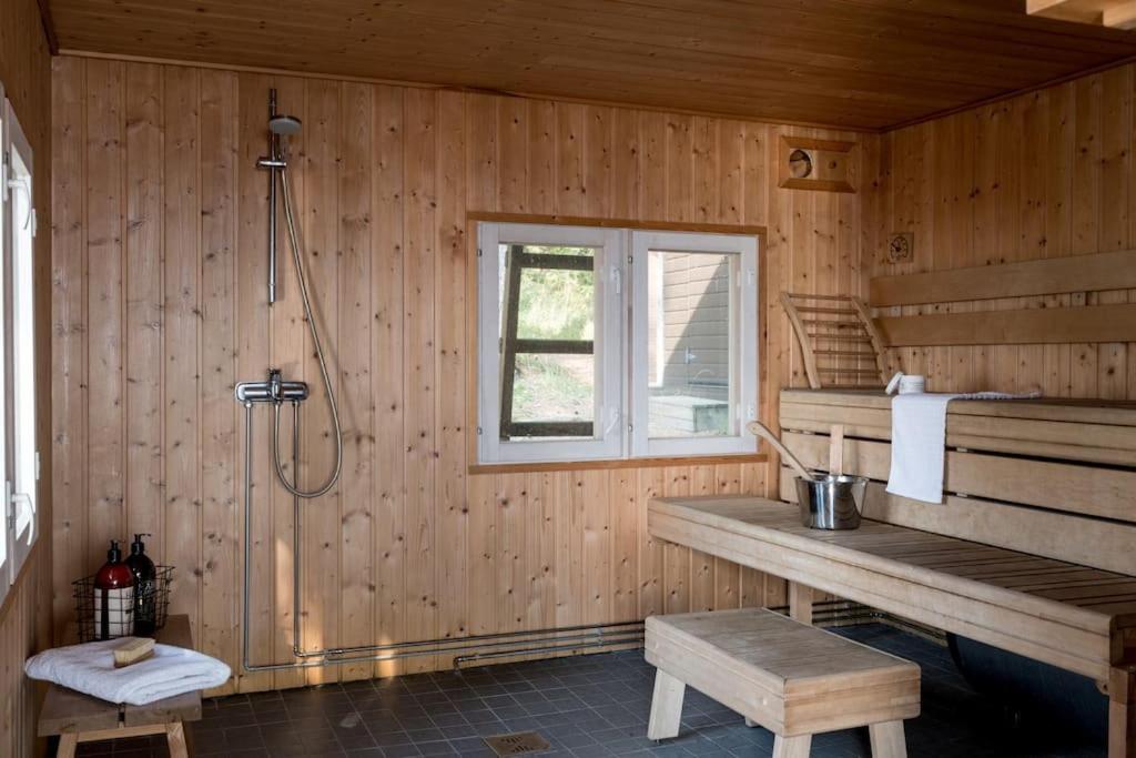 Villa Merituuli - Charming Seafront Cottage