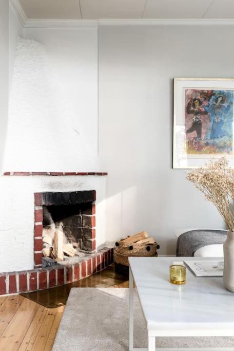 Villa Merituuli - Charming Seafront Cottage