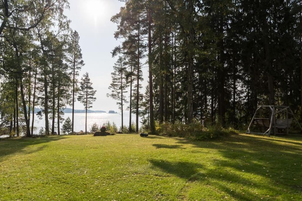 Villa Merituuli - Charming Seafront Cottage