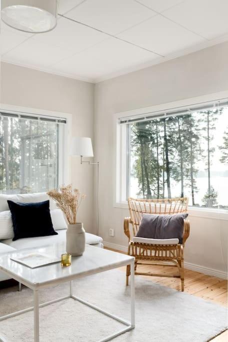 Villa Merituuli - Charming Seafront Cottage