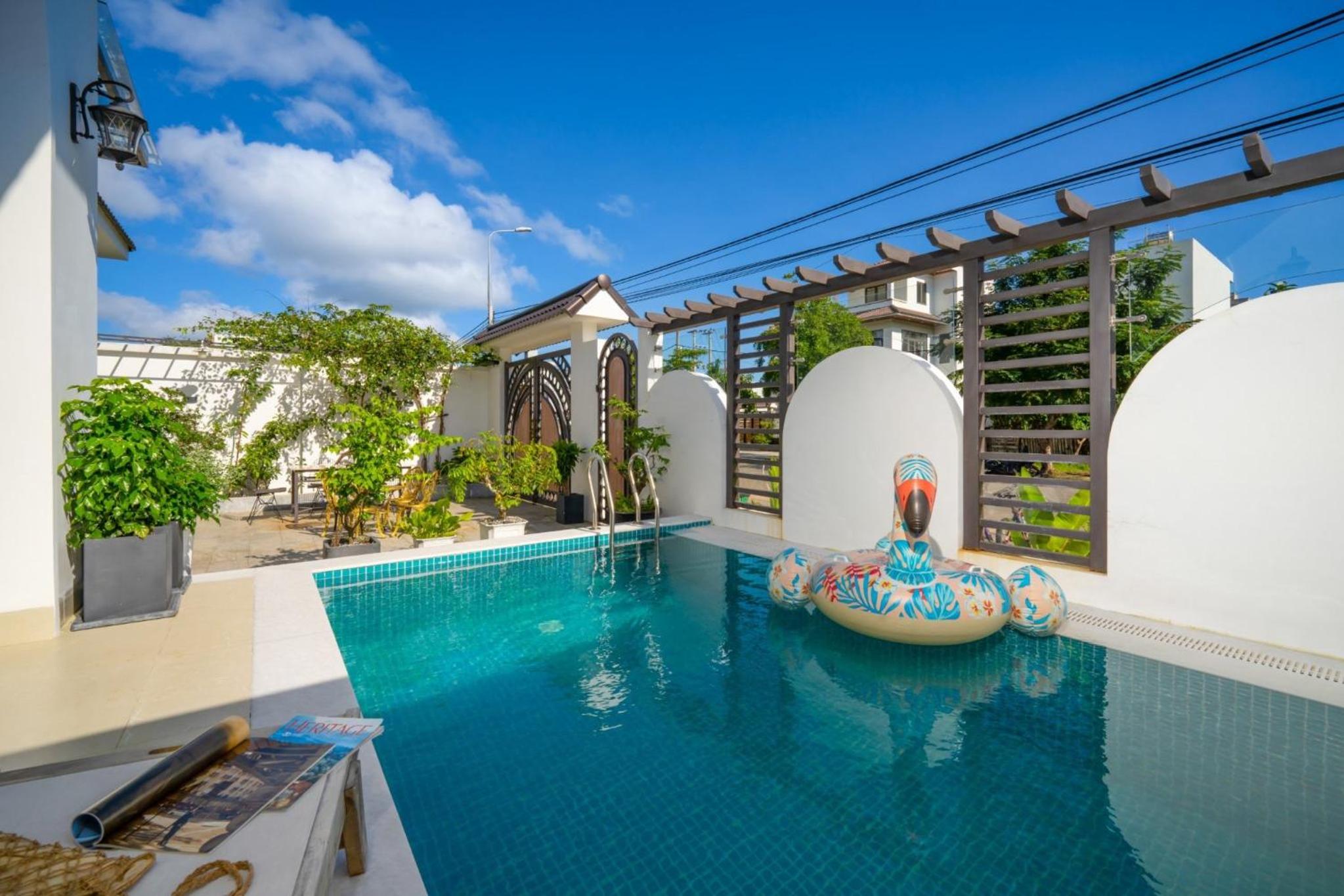 New and spacious villa with 3 private bedrooms and swimming pool, 5 minutes to Han river, free parking view 3