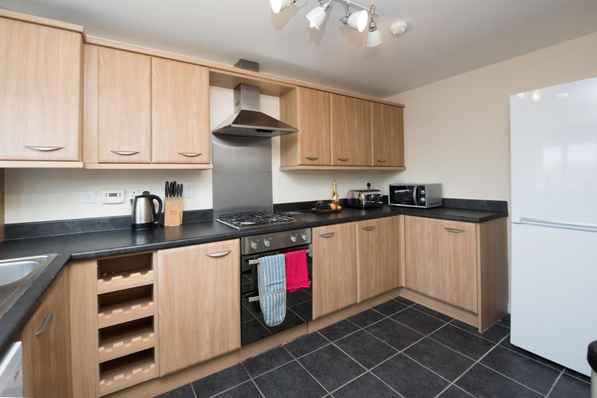 6-bedroom Contractor House with 6 bathrooms, Free WiFi and Parking - Kennedy House by Your Lettings Peterborough view 2