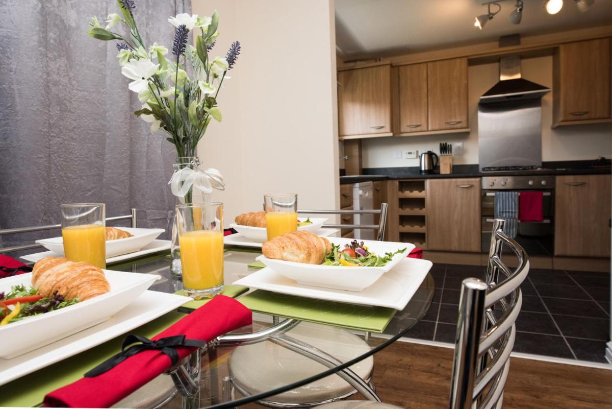 6-bedroom Contractor House with 6 bathrooms, Free WiFi and Parking - Kennedy House by Your Lettings Peterborough view 4