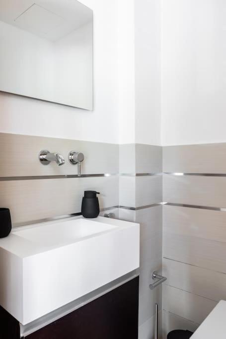 3 Bed luxury apartment with pool in Glyfada