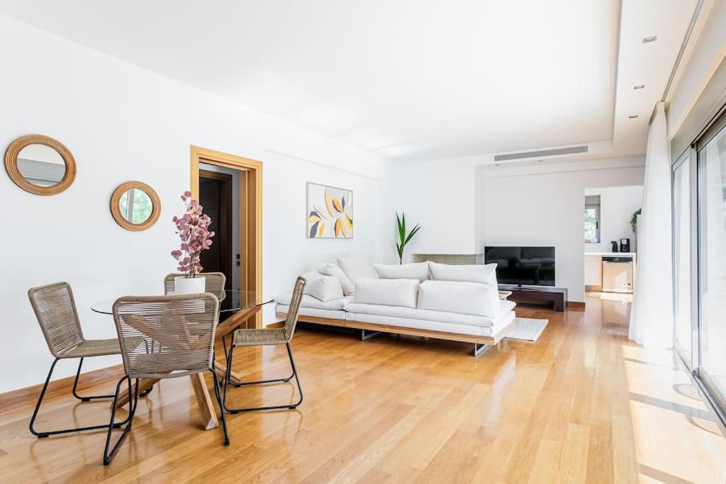 3 Bed luxury apartment with pool in Glyfada