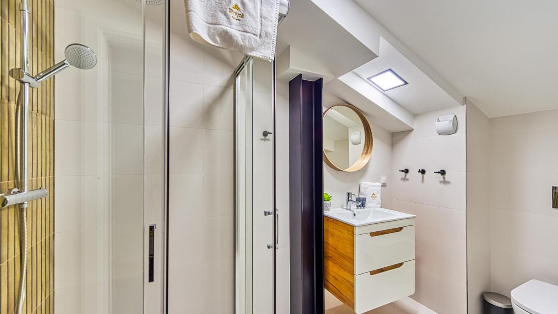 OSTOJA RESIDENCE VIP z sauną, strefą relaksu i pokojem zabaw by Royal Aparts