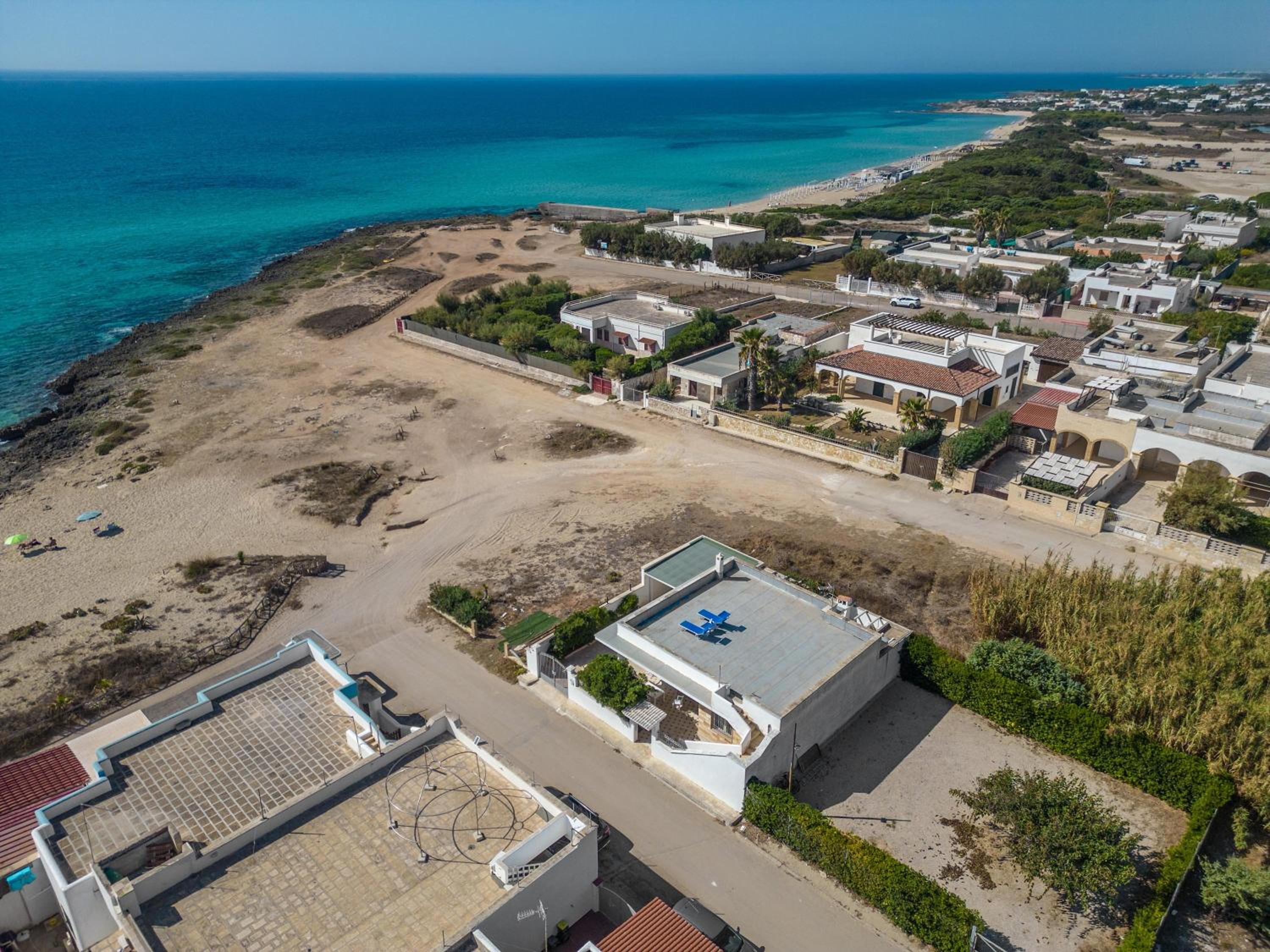 Villetta Sapore di sale by BarbarHouse en Torre Lapillo — building