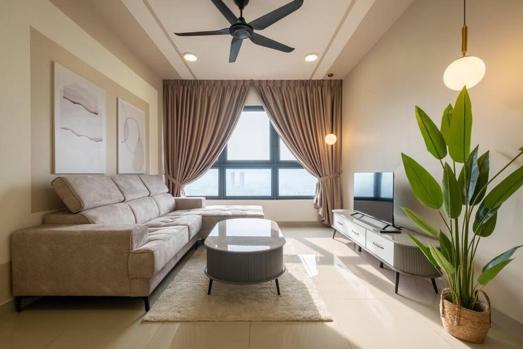 Autumn 4BR MRT InfinityPool MVertica 9pax中文房东