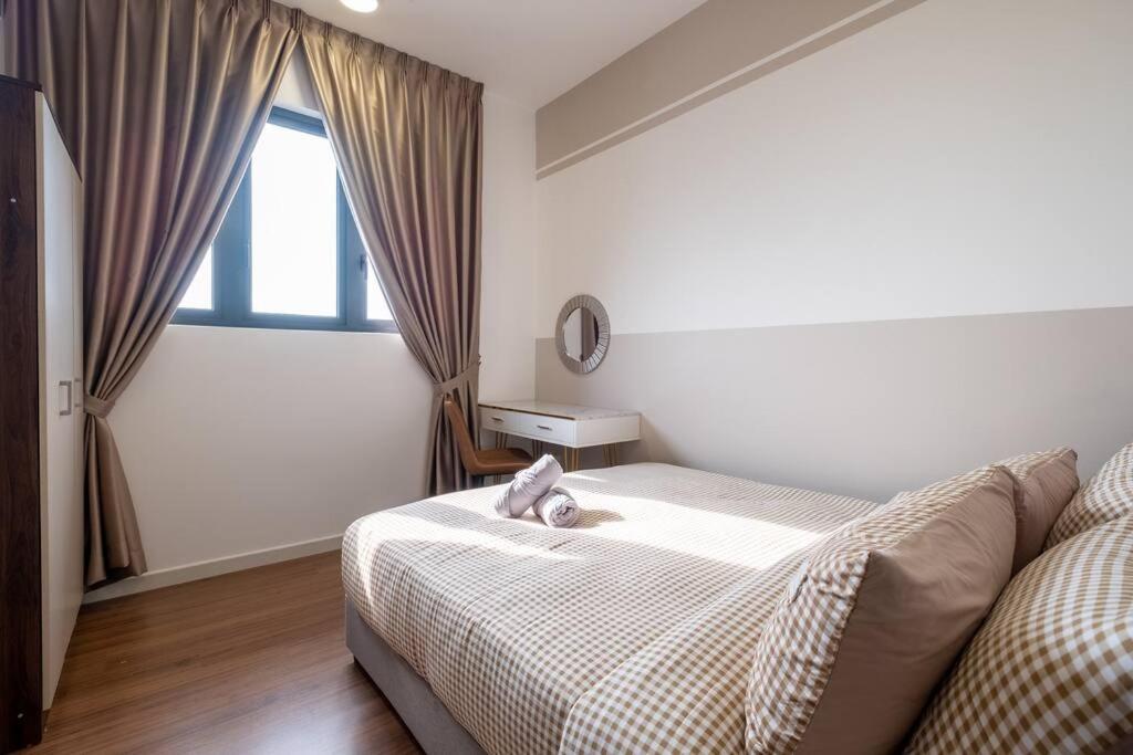 Autumn 4BR MRT InfinityPool MVertica 9pax中文房东