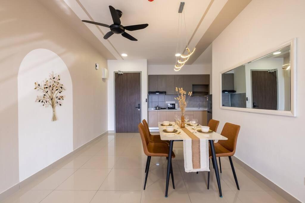 Autumn 4BR MRT InfinityPool MVertica 9pax中文房东