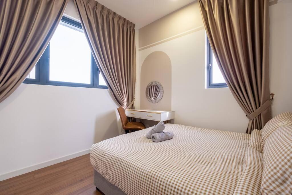 Autumn 4BR MRT InfinityPool MVertica 9pax中文房东