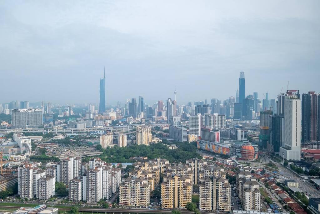 Autumn 4BR MRT InfinityPool MVertica 9pax中文房东