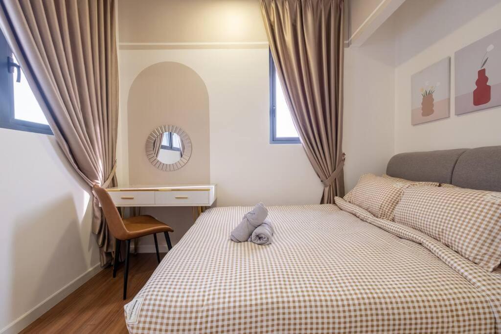 Autumn 4BR MRT InfinityPool MVertica 9pax中文房东