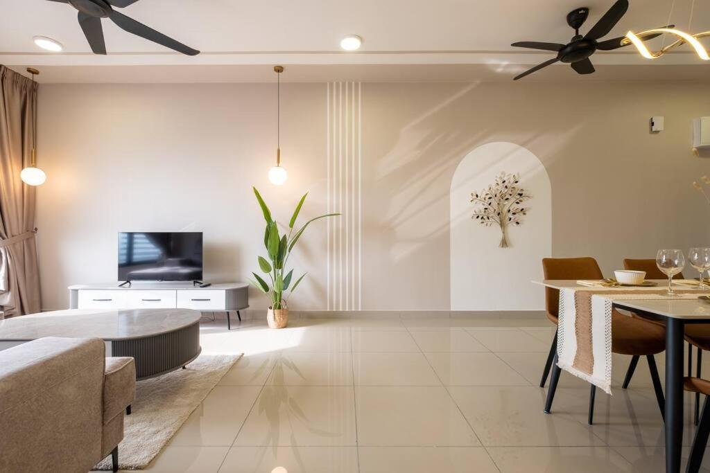 Autumn 4BR MRT InfinityPool MVertica 9pax中文房东