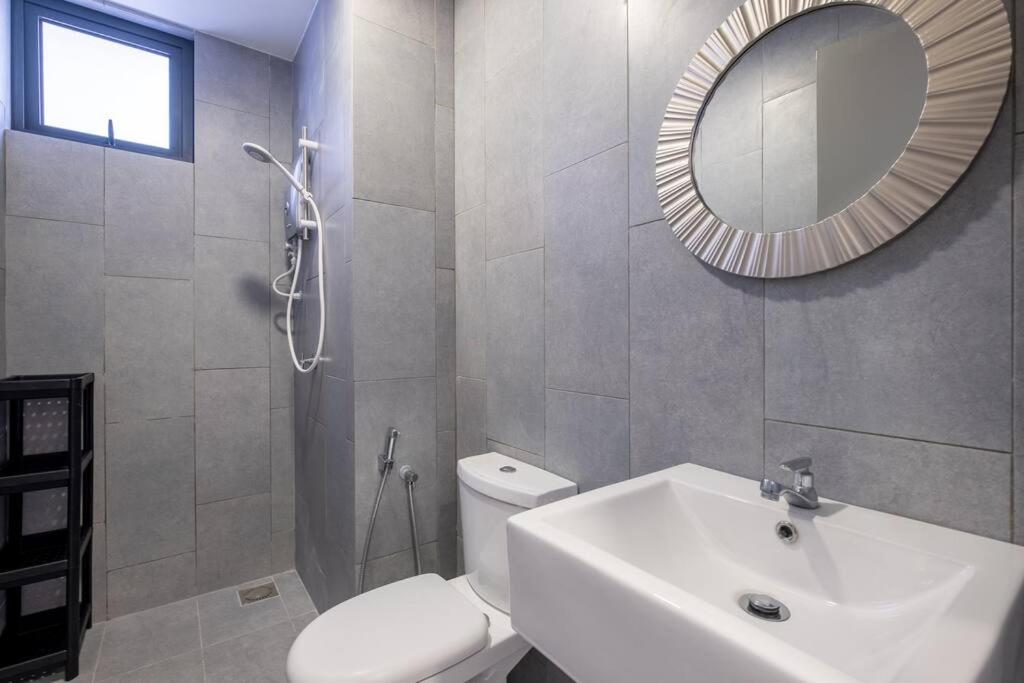 Autumn 4BR MRT InfinityPool MVertica 9pax中文房东