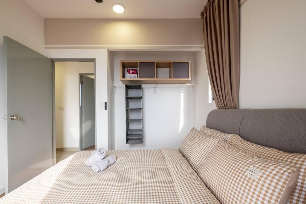 Autumn 4BR MRT InfinityPool MVertica 9pax中文房东