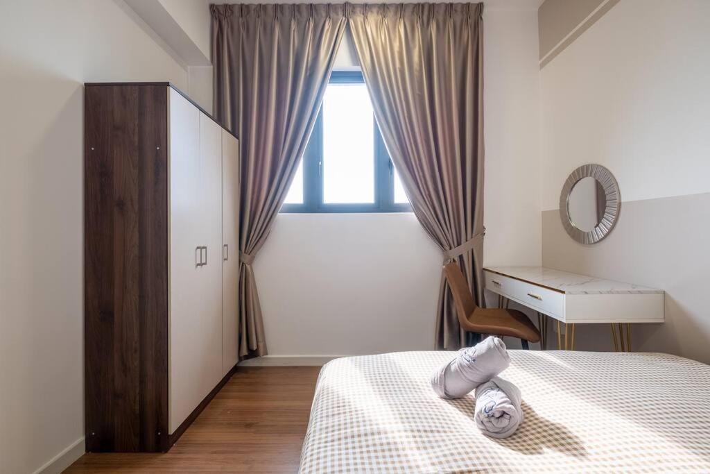 Autumn 4BR MRT InfinityPool MVertica 9pax中文房东